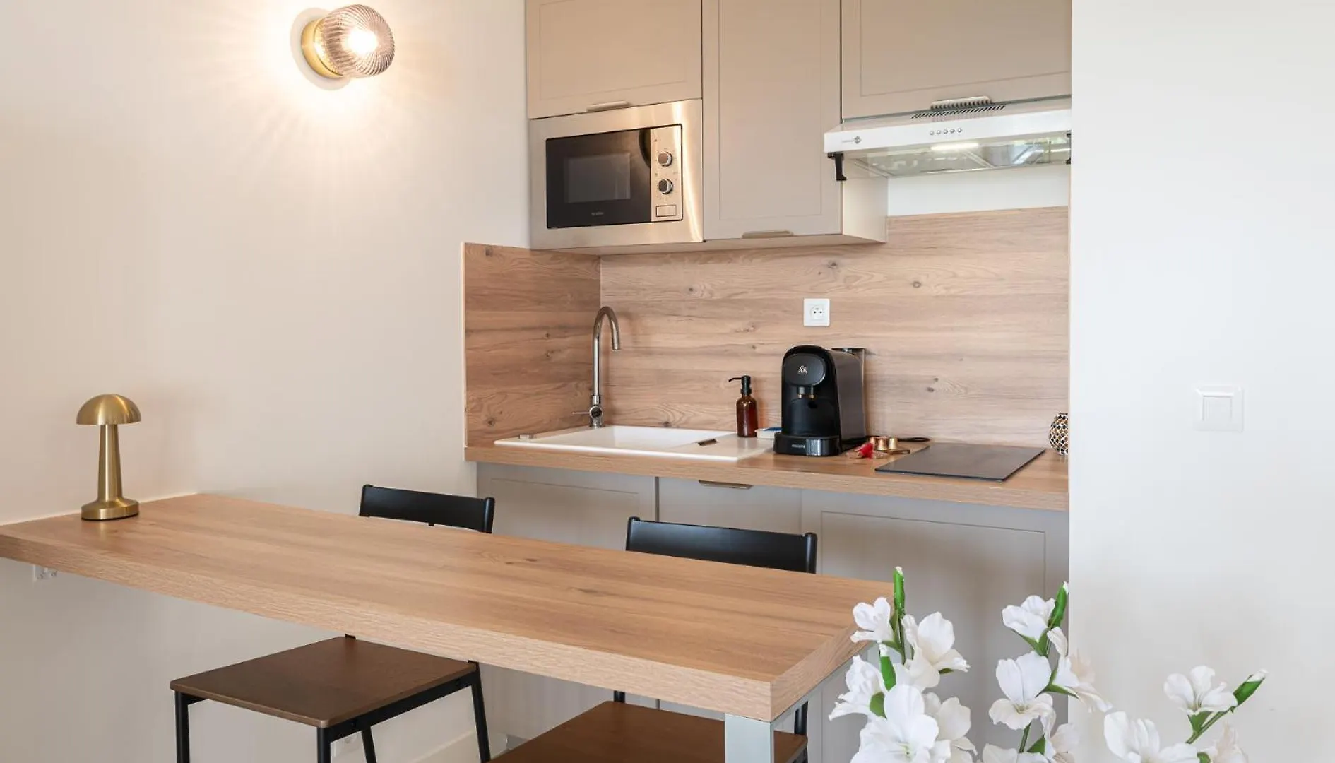 New! Sea View Studio - Beachfront Living In Cannes, Boulevard Du Midi - Nouveau! Studio Vue Mer, Face A La Plage, Les Pieds Dans L'Eau