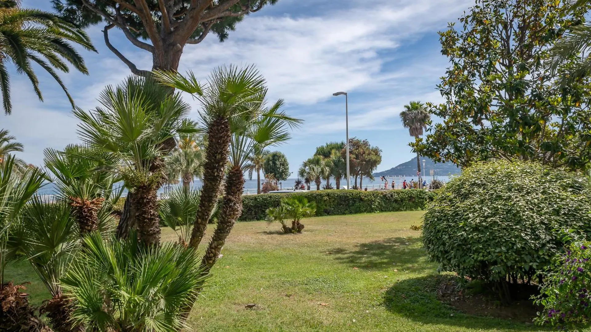 New! Sea View Studio - Beachfront Living In Cannes, Boulevard Du Midi - Nouveau! Studio Vue Mer, Face A La Plage, Les Pieds Dans L'Eau 0*, Cannes