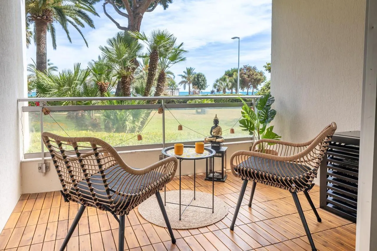 New! Sea View Studio - Beachfront Living In Cannes, Boulevard Du Midi - Nouveau! Studio Vue Mer, Face A La Plage, Les Pieds Dans L'Eau